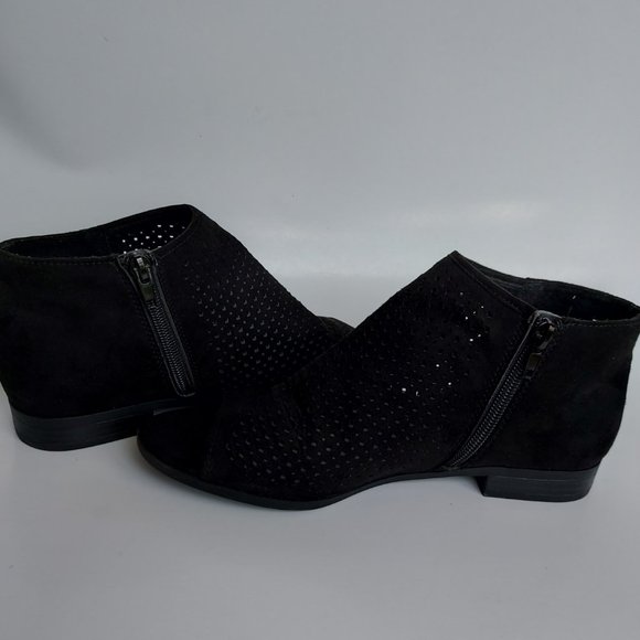 Size 7 Black Perforated Ankle Sandals - Picture 6 of 8